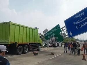 Truk Tabrak Tiang Penunjuk Arah di Tol Cijago Arah Limo hingga Roboh
