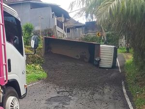 As Patah, Truk Muat Pasir Terguling di Tanjakan Jalur Besakih Karangasem