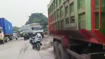Bikin Macet, Truk Parkir Pinggir Jalan Cakung-Cilincing Ditindak Petugas
