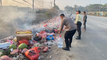 Tumpukan Sampah di Pinggir Jalan Cikande Serang Terbakar