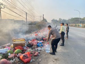 Tumpukan Sampah di Pinggir Jalan Cikande Serang Terbakar