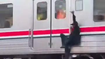 Jangan Ditiru! Pria Gelantungan di Luar KRL Priok Berujung Diamankan