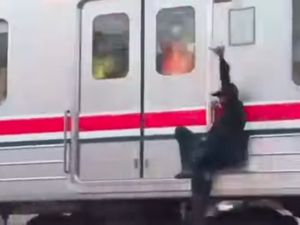 Pria Bergelantungan di Luar KRL Diamankan, KAI Commuter Beri Sanksi Blacklist