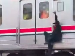 Pria Bergelantungan di Luar KRL Diamankan, KAI Commuter Beri Sanksi Blacklist