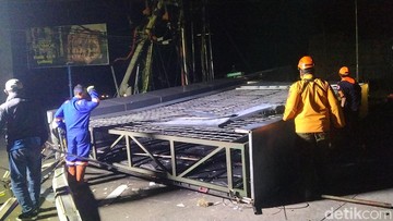 Pemotor Wanita Tewas Tertimpa Videotron Ambruk di Majalengka