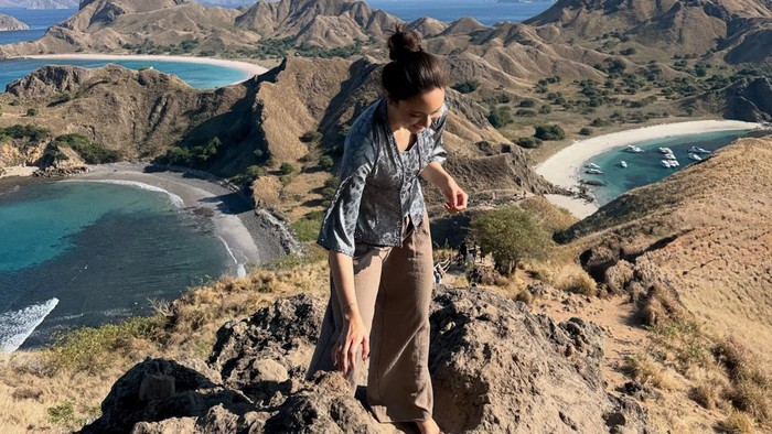 Yasmin Napper Rayakan Hari Kebaya Nasional dari Atas Bukit Pulau Padar