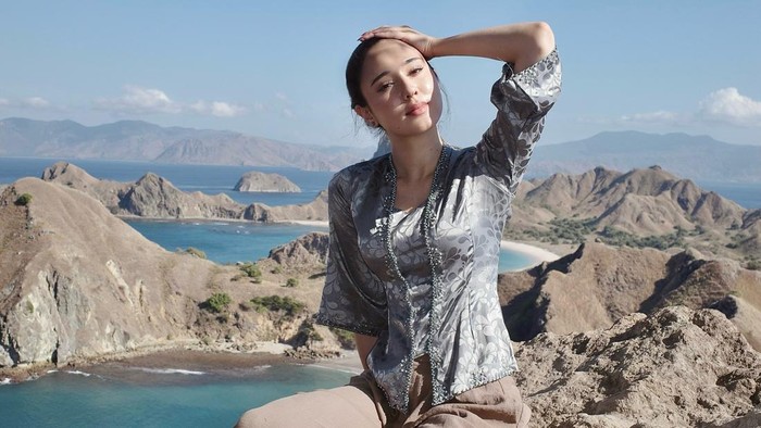 Yasmin Napper Rayakan Hari Kebaya Nasional dari Atas Bukit Pulau Padar
