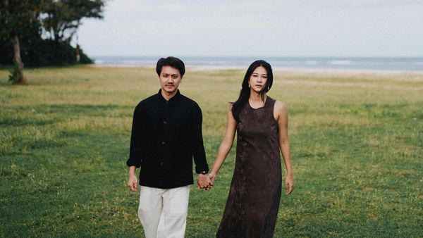 Romantis! Momen Agnes Naomi Dilamar Kekasih di Pinggir Pantai
