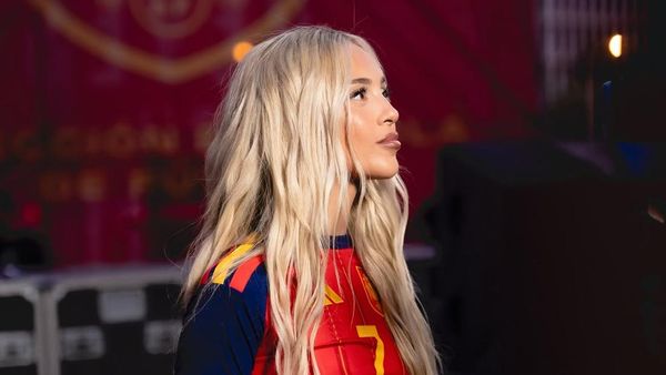 Potret Ana Mena Pakai Jersey Spanyol, Disebut Lagi Didekati Ferran Torres