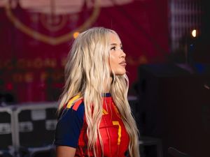 Potret Ana Mena Pakai Jersey Spanyol, Disebut Lagi Didekati Ferran Torres