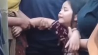Momen Pilu Anak Terduga Pencuri Ayam Tangisi Jasad Ayahnya
