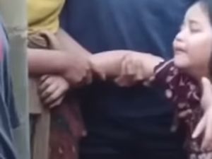 Momen Pilu Anak Terduga Pencuri Ayam Tangisi Jasad Ayahnya