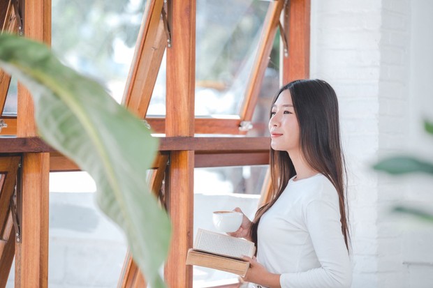 Cara menerapkan lüften di kehidupan sehari-hari/Foto: Magnific.com/jcomp Lüften dapat diterapkan dengan mudah melalui rutinitas harian, mulai dari membuka jendela saat bangun tidur hingga mengombinasikannya dengan kebiasaan pagi.