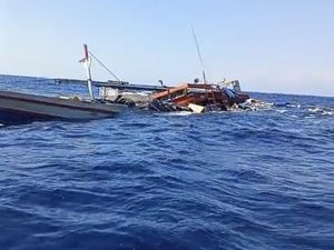 Kapal Motor Genius hampir tenggelam di perairan utara Buleleng, Bali, akibat patahnya as mesin. Enam ABK berjuang selamat menunggu tim SAR.