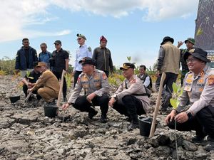 Komitmen Green Policing, Kapolda Riau Tanam Kembali Mangrove yang Dirusak