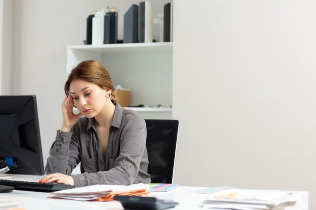 Limerence membuat sulit fokus pada aktivitas sehari-hari/Foto: Magnific.com/KamranAydinov Salah satu tanda limerence yang paling jelas adalah pikiran tentang seseorang terus muncul hingga mengganggu aktivitas, produktivitas, dan rutinitas sehari-hari.