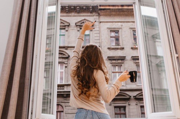 Manfaat lüften untuk kesehatan fisik dan mental/Foto: Magnific.com/lookstudio Lüften bukan hanya membuat ruangan terasa lebih segar, tetapi juga membantu meningkatkan kualitas udara, menjaga kesehatan fisik, dan mendukung kesehatan mental apabila dilakukan secara rutin.