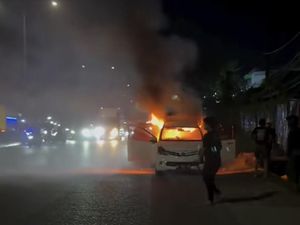 Penampakan Minibus Angkut 6 Jeriken BBM Terbakar di Sulsel
