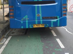 Gagal Nyalip, Pemotor Terlindas Transjakarta di Jalan Jenderal Sudirman