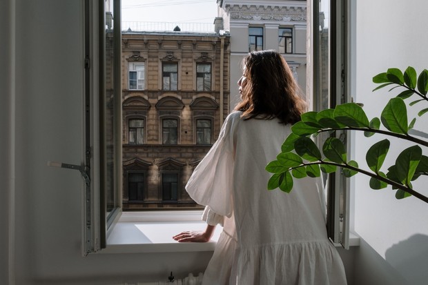 Pengertian lüften/Foto: Pexels.com/cottonbro studio Lüften adalah kebiasaan membuka jendela selama beberapa menit untuk mengganti udara di dalam ruangan dengan udara segar dari luar. Tradisi ini sudah menjadi bagian dari gaya hidup masyarakat Jerman karena dipercaya mampu menjaga kualitas udara sekaligus kesehatan.