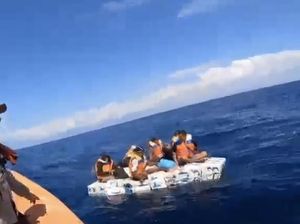 Tim SAR berhasil menyelamatkan enam ABK KM Genius yang tenggelam di perairan Bali. Proses evakuasi dramatis, semua korban selamat dan dievakuasi ke pelabuhan.