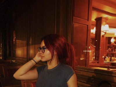 Potret Cantik Shafa Harris saat Ngeteh hingga Makan Sandwich Keju