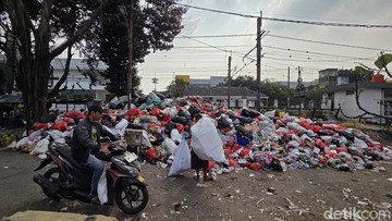 TPS Liar di Stasiun Pasar Minggu Meluber ke Jalan, Warga Ngeluh Bau