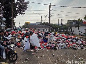 TPS Liar di Stasiun Pasar Minggu Meluber ke Jalan, Warga Ngeluh Bau