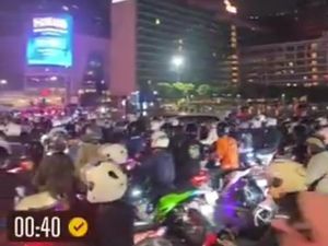 Kelompok Pemotor Kumpul Tengah Malam di Bundaran HI, Lalin Sempat Macet