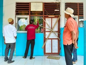 Tolak Kepsek Baru, Eks Timses Bupati Bima Segel SMPN 2 Wawo