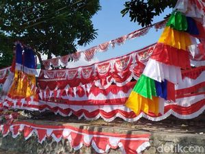 Semangat Pedagang Bendera Musiman dari Bandung, Cari Cuan Sampai ke Kobar
