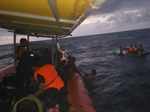 Kapal Ikan Angkut 11 Penumpang Tenggelam di Perairan Konut, Tim SAR Evakuasi