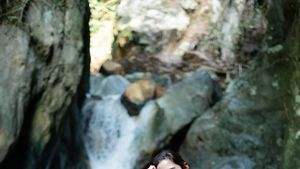 Potret Tissa Biani Trekking dan Main di Air Terjun Sentul