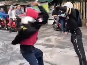 Viral 2 Remaja di Palembang Duel Adu Pedang, Ini Faktanya