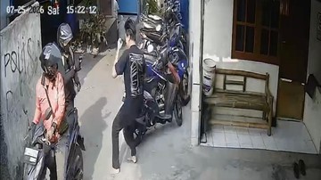 Viral 2 Pelaku Curanmor Kepergok Saat Beraksi Todong Senpi ke Warga Depok