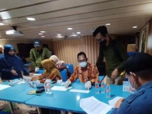 Cegah Migrasi Malaria, 25 ABK Diperiksa di Atas Kapal Pelabuhan Kumai