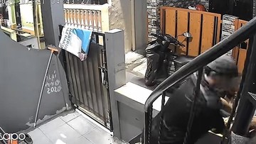 Aksi Pemulung Gasak 2 Pasang Sepatu di Jaktim Terekam CCTV, Polisi Selidiki
