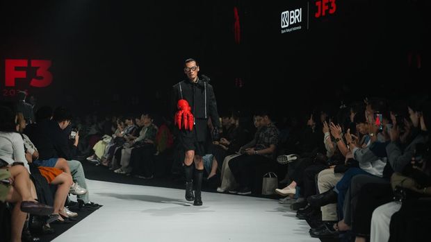 ALDRIE membawakan koleksi Sebanyak 5 brand dan desainer memamerkan karya busana usai mengikuti program Pintu Incubator. Mereka telah melalui rangkaian kelas, mentoring, evaluasi, dan kurasi hingga berkesempatan mempresentasikan koleksi di JF3 Fashion Festival 2026.
