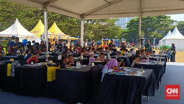Anak-anak usia sekitar 10-12 tahun turut memeriahkan acara Trans TV Festival Vol 5 dengan mengikuti lomba mewarnai di Lapangan Sunburst, Tangerang Selatan, hari ini, Minggu (26/7).