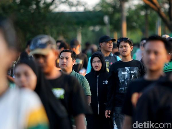 Antusiasme Suporter Padati GBT Jelang Laga Persebaya Vs Persija