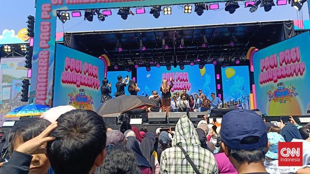 Asyik Pengunjung Joget Bareng Pagi-Pagi Ambyar di Trans TV Festival Warga asyik berjoget dengan penyanyi dan pengisi acara Pagi-pagi Ambyaaarrr di Trans TV Festival Vol 5 di Lapangan Surburst, Tangerang Selatan, Minggu (26/7).