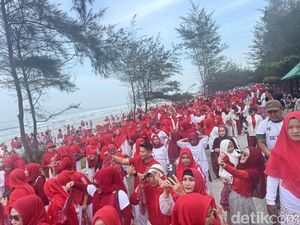 Tari Sapu Tangan Massal di Bengkulu Ramaikan Festival Pantai Pesisir