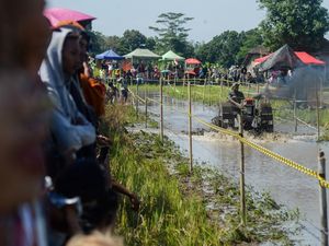 Wuss! Serunya Balap TraktorGP di Sawah Kebonarum Klaten