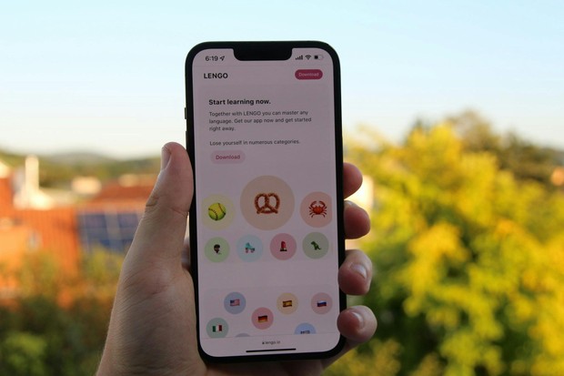 Salah satu cara mengenali orang cerdas berikutnya adalah adanya aplikasi belajar bahasa asing yang menunjukkan keinginan untuk terus belajar.