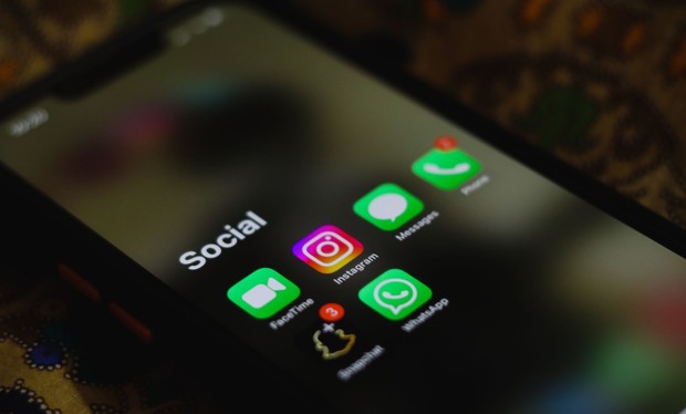 Salah satu cara mengenali orang cerdas adalah melihat apakah home screen ponsel tertata rapi sehingga lebih mudah digunakan dan minim distraksi.