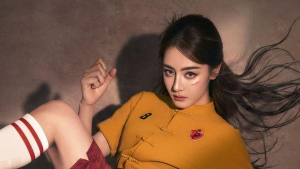 Bintangi Kung Fu Soccer, Cantiknya Dilraba Dilmurat Bergaya Jadi Pemain Bola