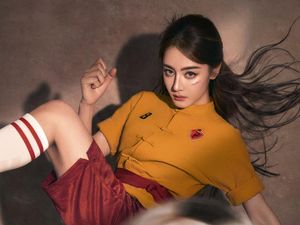 Bintangi Kung Fu Soccer, Cantiknya Dilraba Dilmurat Bergaya Jadi Pemain Bola