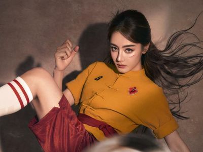 Bintangi Kung Fu Soccer, Cantiknya Dilraba Dilmurat Bergaya Jadi Pemain Bola