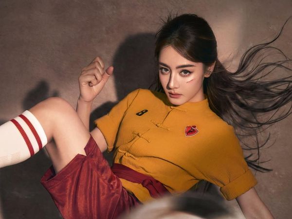 Bintangi Kung Fu Soccer, Cantiknya Dilraba Dilmurat Bergaya Jadi Pemain Bola