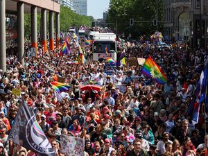 Video Sesaat Usai Mobil Terjang Kerumunan Festival LGBT di Berlin, 1 Orang Tewas